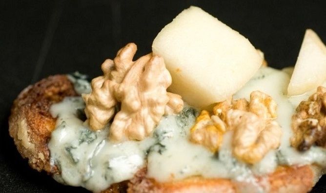 Брускетта с грушей и сыром: пикантный акцент для вашего стола