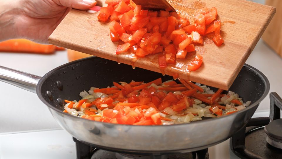 Антипригарную сковороду убьете одним махом: вот что на ней нельзя готовить