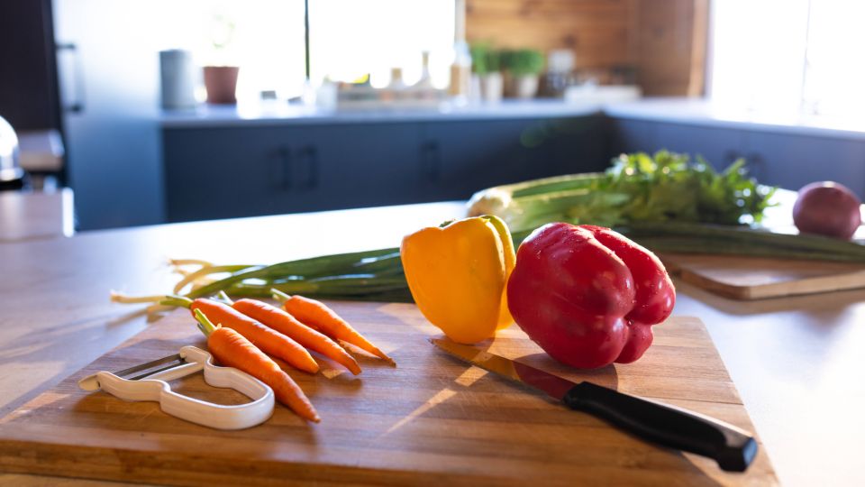 Разделочная доска по столешнице ерзать не будет: выручит хитрость от шеф-поваров