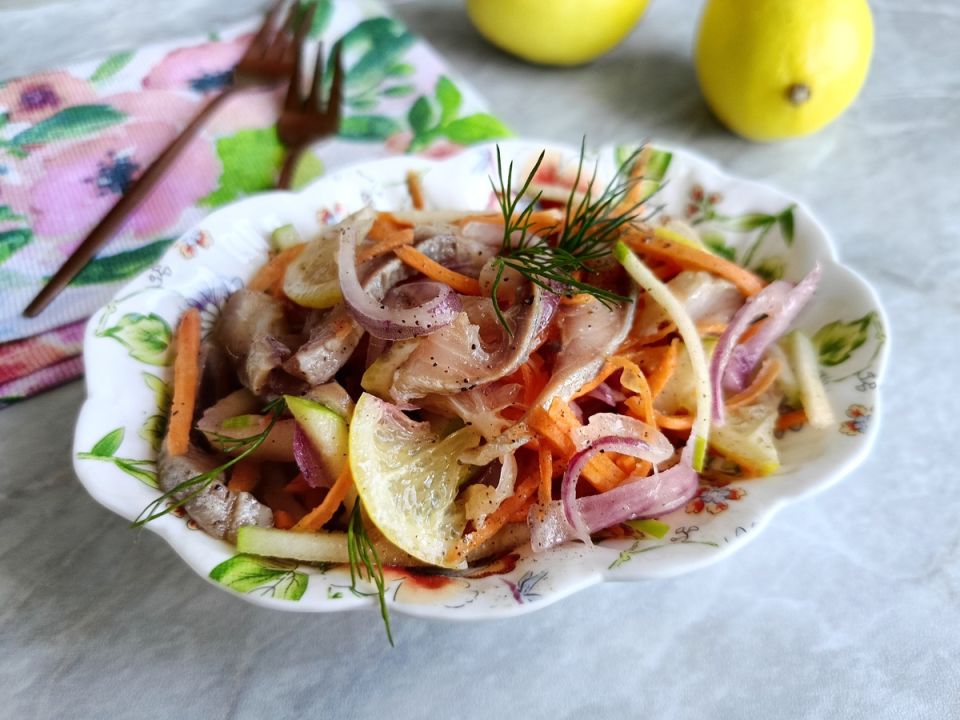 Погружение во вкус: салат с селедкой, овощами и яблоком, который покорит ваше сердце