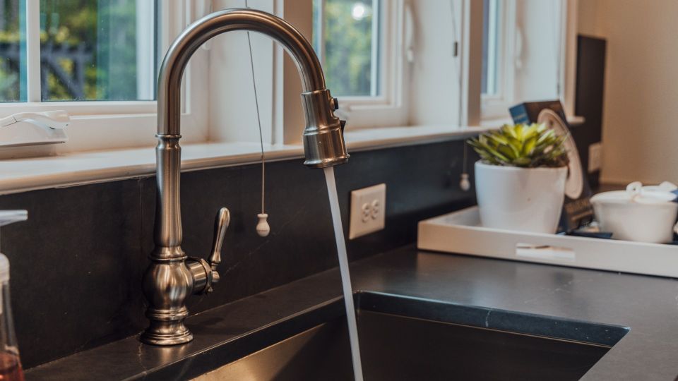 Так чистят раковину от налета профессиональные клинеры: дорогая «химия» не нужна