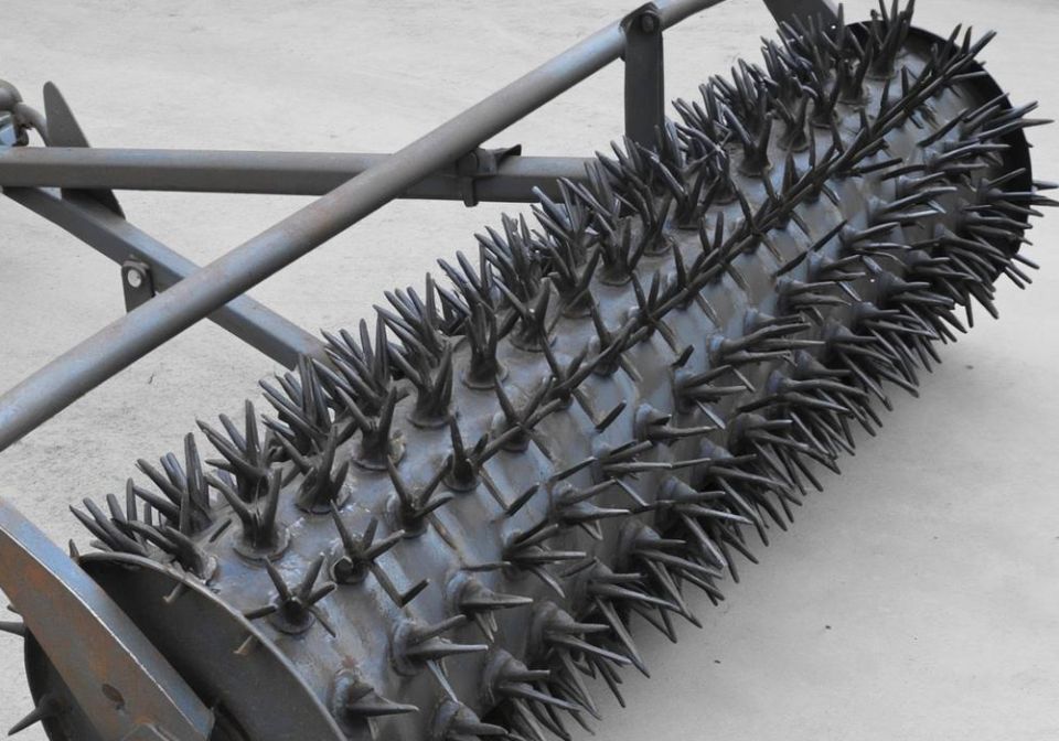 Шипованный каток: новое слово в борьбе с сорняками для огородников