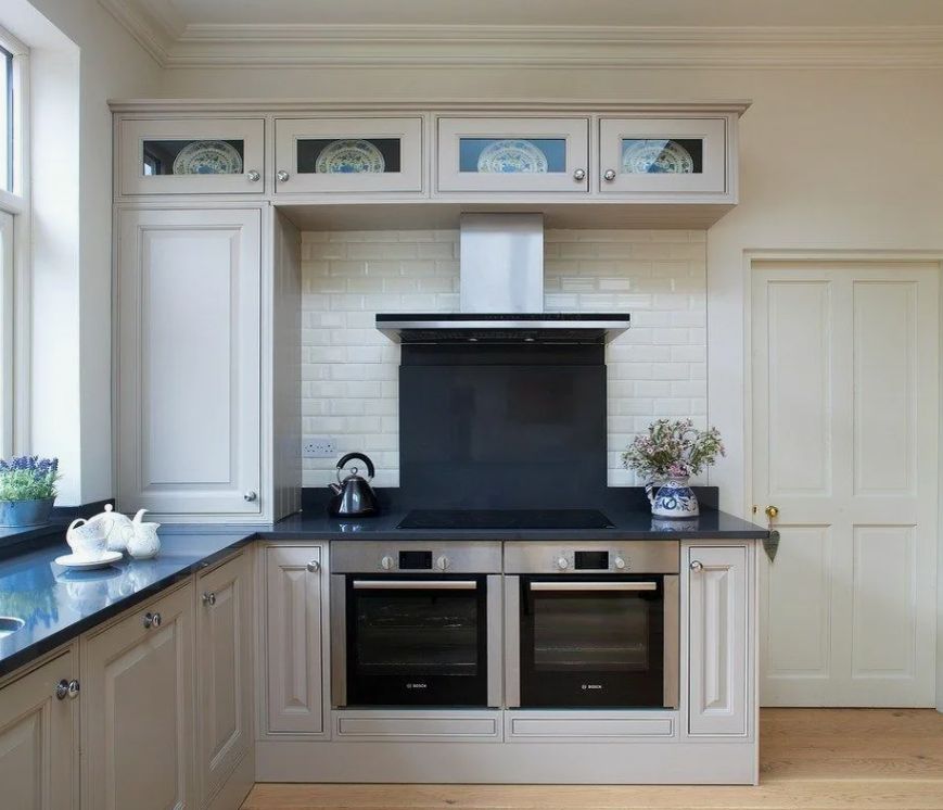 Вытяжка над электрической духовкой: необходимость или излишество?