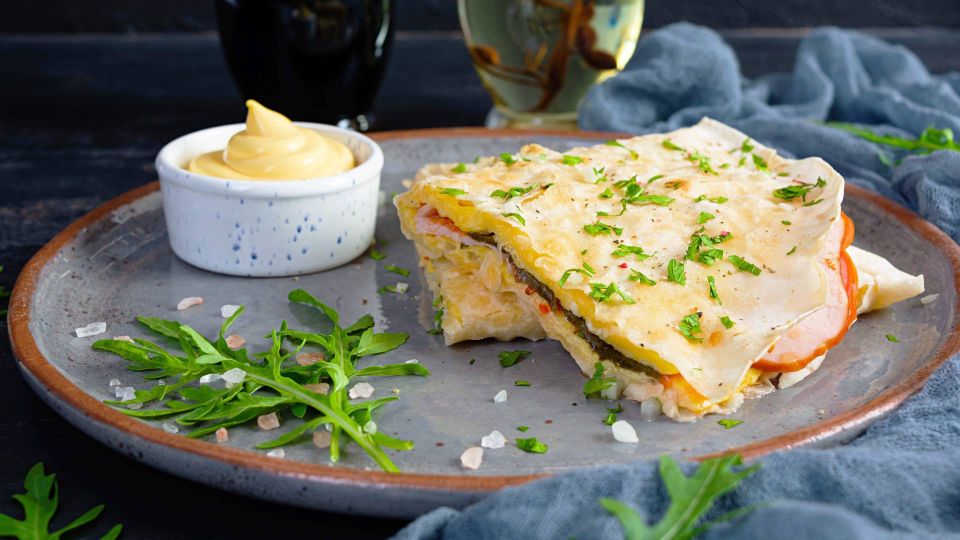 Сытный треугольник из лаваша приготовите за считаные минуты: близкие оценят это блюдо