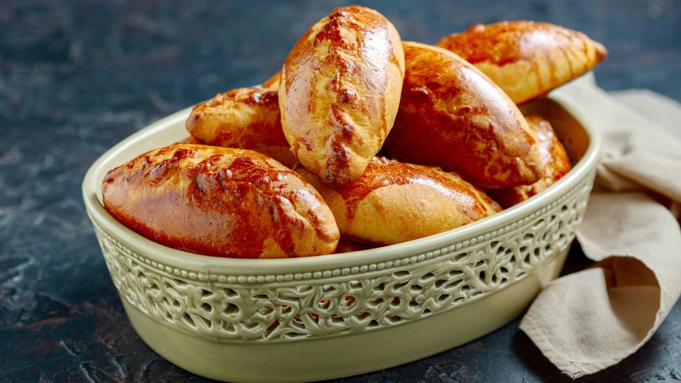 Пирожки с такой начинкой сметут со стола за минуту: фирменный рецепт шеф-повара