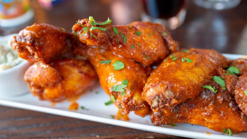 Нежнейшие куриные крылышки на мангале покорят всех гостей: плесните в маринад этот напиток