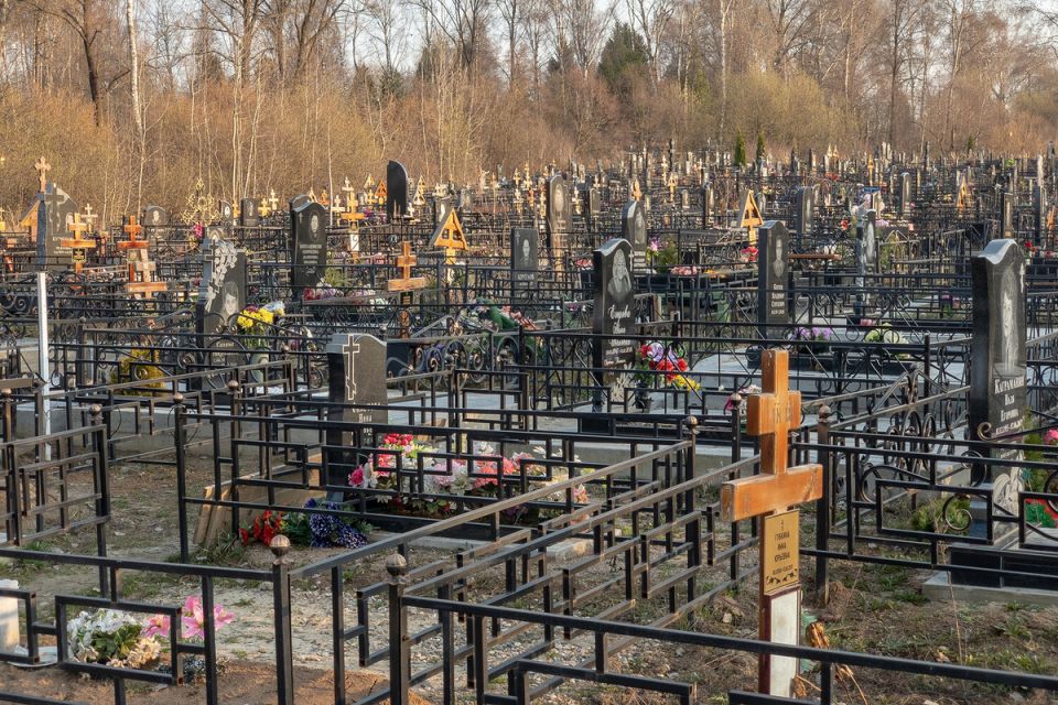 Цены на похороны в России: кто и как зарабатывает на последнем прощании?
