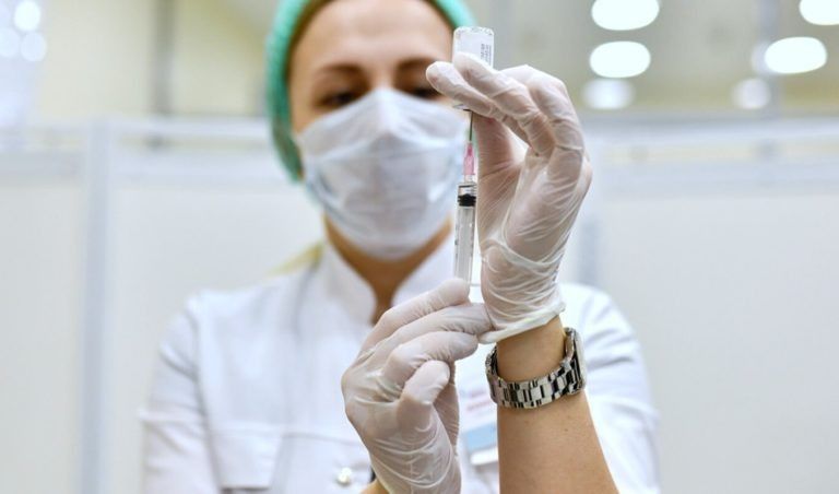 Слухи о переносе сроков внедрения новых вакцин в России: кто и что теряет?