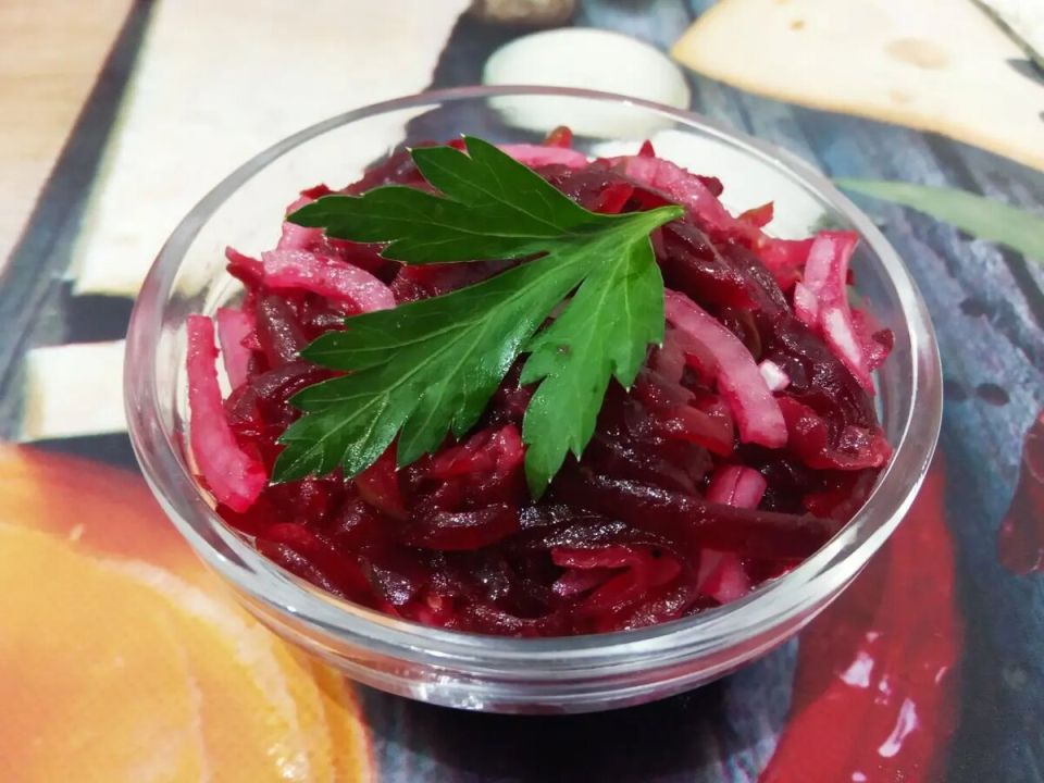 Салат из свеклы, огурцов и лука: свежий взгляд на классический рецепт