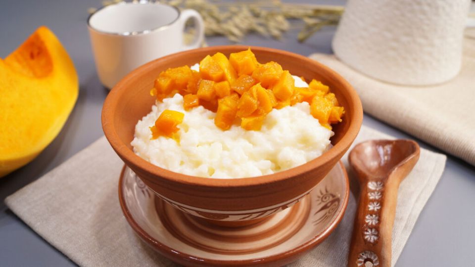 Пышная рисовая каша на молоке с карамелизированной тыквой или яблоками