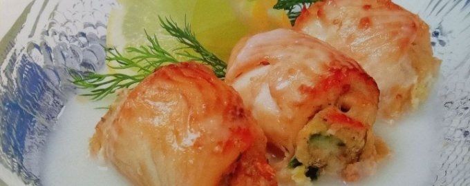 Необычные рулетики из камбалы с крабовым мясом в молочно-хересном соусе: кулинарный шедевр для вашего стола