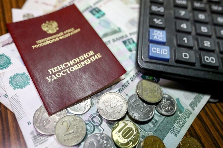 Сколько теперь получают неработающие пенсионеры в России: свежие данные
