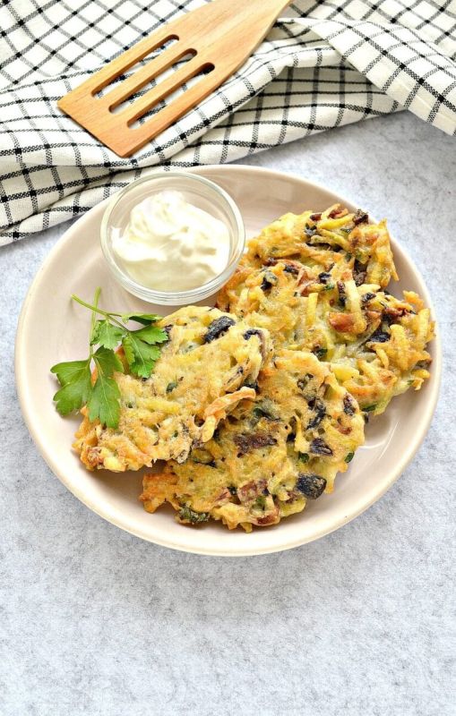 Необычные драники с грибами: просто и вкусно