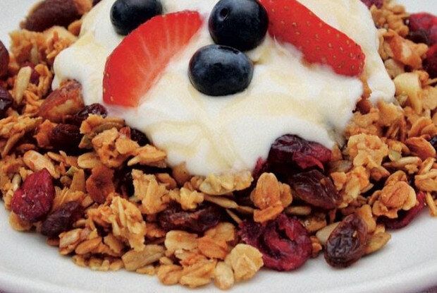 Неповторимая гранола с фруктами и орехами: легкий рецепт для здоровья