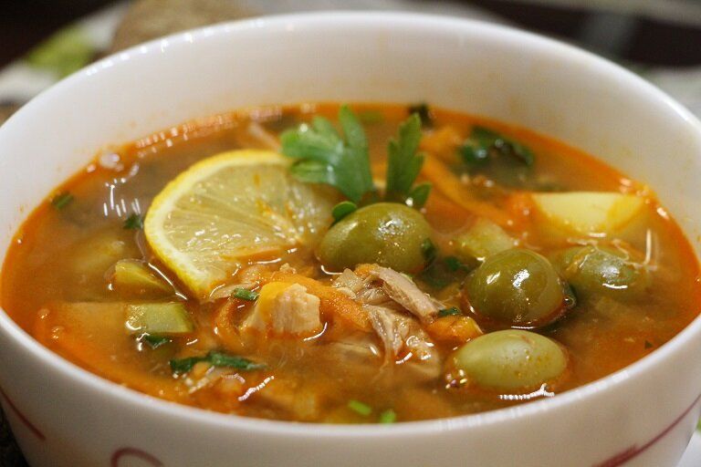 Как приготовить рыбную солянку из консервов всего за 15 минут