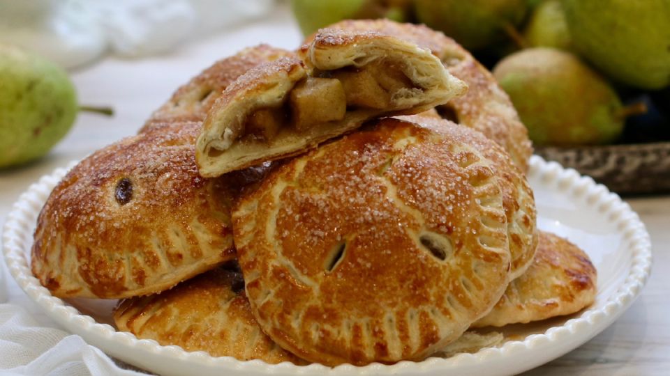 Сочные пирожки с грушами: идеальный десерт для осени